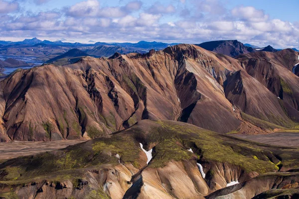 आइसलैंड में सुंदर रंगीन ज्वालामुखी पहाड़ों Landmannalaugar, गर्मियों के समय और धूप का दिन। शानदार और अविस्मरणीय आइसलैंड। उत्तरी यूरोप — स्टॉक फ़ोटो, इमेज