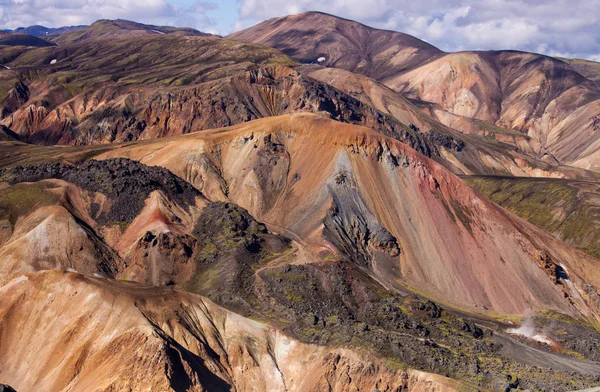 Güzel renkli volkanik dağlar Landmannalaugar İzlanda, yaz saati ve güneşli bir gün. Muhteşem ve unutulmaz İzlanda. Kuzey Avrupa