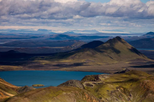 Όμορφη πολύχρωμα ηφαιστειακά βουνά Landmannalaugar στην Ισλανδία, καλοκαίρι και ηλιόλουστη ημέρα. Υπέροχη και αξέχαστη η Ισλανδία. Βόρεια Ευρώπη — Φωτογραφία Αρχείου