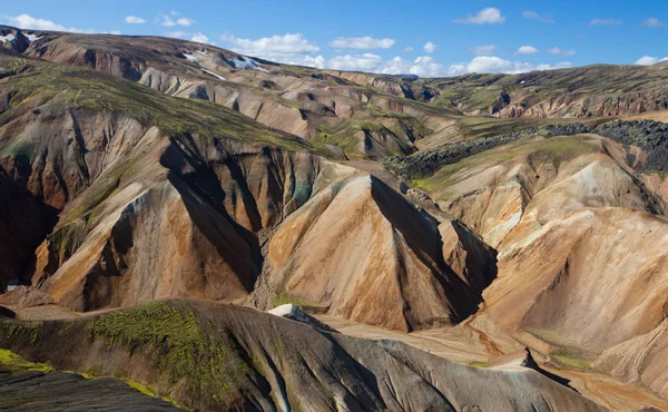 美しいカラフルな火山山レイキャヴィーク アイスランド、夏の時間、晴れた日に。壮大な思い出に残るアイスランド。北ヨーロッパ — ストック写真