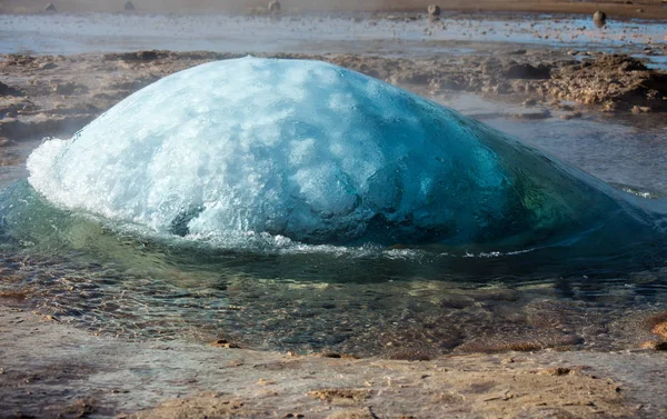 ストロックル間欠泉でアイスランドの噴火前に、のバブルを沸騰ターコイズ ブルー。ゴールド サークル。アイスランド. — ストック写真