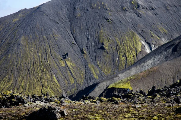 Hermosas montañas volcánicas coloridas Landmannalaugar en Islandia, hora de verano y día soleado. Magnífica e inolvidable Islandia. Norte de Europa — Foto de Stock