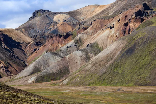 Hermosas montañas volcánicas coloridas Landmannalaugar en Islandia, hora de verano y día soleado. Magnífica e inolvidable Islandia. Norte de Europa — Foto de Stock