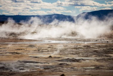 İzlanda jeotermal bölgesi Namafjall - Hverir alan alanında. Çamur ve Kaplıcalar kaynar hangi havuzları manzara. Turistik ve doğal konumlar.