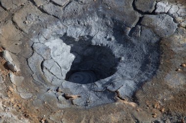 İzlanda jeotermal bölgesi Namafjall - Hverir alan alanında. Portre fotoğraf havuzları ile çamur kaynar. Turistik ve doğal konumlar.