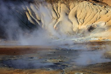 İzlanda jeotermal bölgesi Namafjall - Hverir alan alanında. Çamur ve Kaplıcalar kaynar hangi havuzları manzara. Turistik ve doğal konumlar.