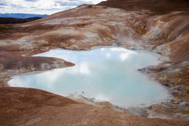 İzlanda jeotermal bölgesi Namafjall - Hverir alan alanında. Çamur ve Kaplıcalar kaynar hangi havuzları manzara. Turistik ve doğal konumlar.