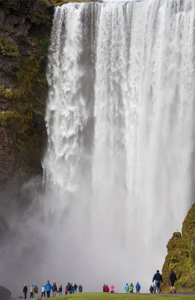 Υπέροχη θέα της Skogafoss καταρράκτης στην Ισλανδία. Ημέρα φωτός του ήλιου το καλοκαίρι με καταπράσινο τοπίο. — Φωτογραφία Αρχείου