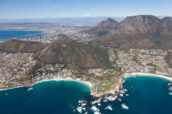 Cape town Güney Afrika bir helikopterden hava görünümünü. Panorama Cape Town Güney Afrika güneşli bir kuş bakışı görünüme üzerinden — Stok fotoğraf