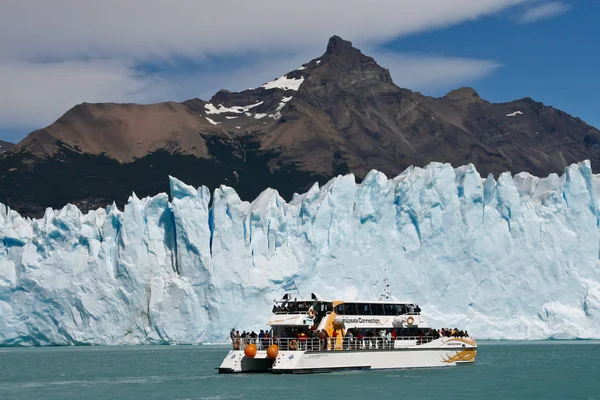 Boat at glacier Perito Moreno in El Calafate, Patagonia, Argentina — Stock Photo, Image