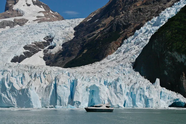 Boat at glacier Perito Moreno in El Calafate, Patagonia, Argentina — Stock Photo, Image