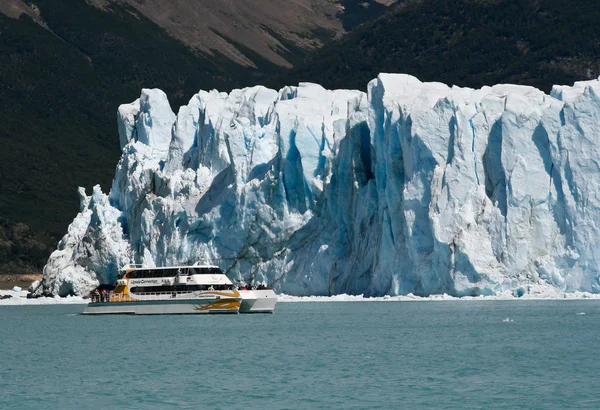 Boat at glacier Perito Moreno in El Calafate, Patagonia, Argentina — Stock Photo, Image