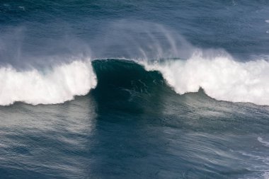 Güzel mavi güçlü okyanus dalgası ile sıçramaları. Dalgalar arka plan. Yükseklik gelgit