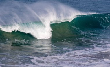 Güzel mavi güçlü okyanus dalgası ile sıçramaları. Dalgalar arka plan. Yükseklik gelgit