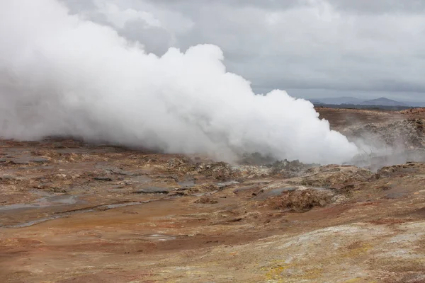 Zona geotérmica da Islândia - área em montanhas com fontes termais. Rachaduras em montanhas com vapor quente.Atrações turísticas e naturais . — Fotografia de Stock