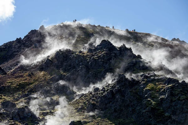 Zona geotérmica da Islândia - área em montanhas com fontes termais. Rachaduras em montanhas com vapor quente.Atrações turísticas e naturais . — Fotografia de Stock