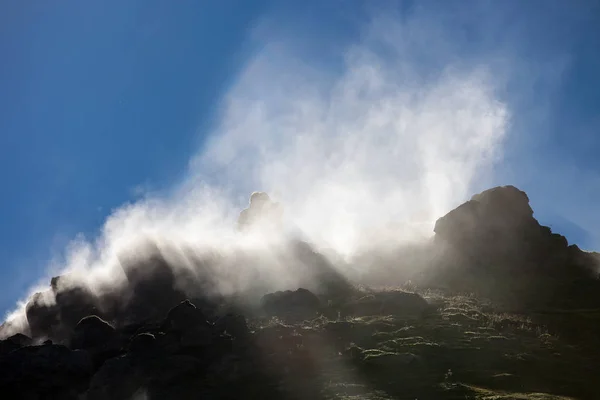 Zona geotérmica da Islândia - área em montanhas com fontes termais. Rachaduras em montanhas com vapor quente.Atrações turísticas e naturais . — Fotografia de Stock