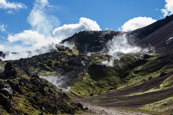 Zona geotérmica da Islândia - área em montanhas com fontes termais. Rachaduras em montanhas com vapor quente.Atrações turísticas e naturais . — Fotografia de Stock