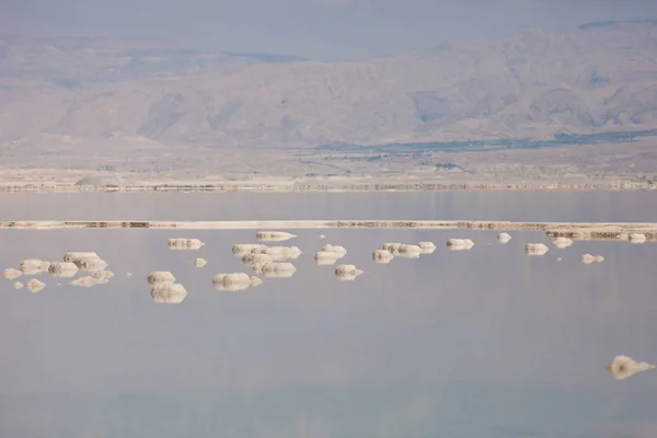 Dode Zee zout stenen en kristallen op de dode zee. Israël — Stockfoto