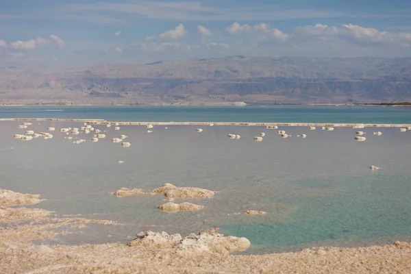 Pedras salgadas do Mar Morto e cristais no Mar Morto. Israel — Fotografia de Stock