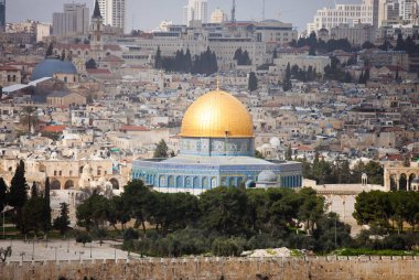Güneşli bir günde Zeytin Dağı 'ndan kaya kubbesi ile Kudüs 'Ü görüntüleyin. İsrail.