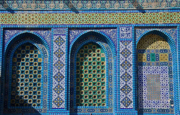 Azulejos de mosaico azul árabe y detalles sobre la Cúpula de la Roca, Monte del Templo, Jerusalén. Israel . — Foto de Stock