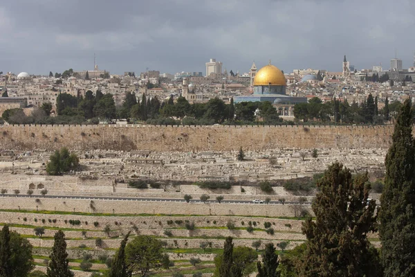 Vista su Gerusalemme con la Cupola della Roccia dal Monte degli Ulivi nella giornata di sole. Israele . — Foto Stock