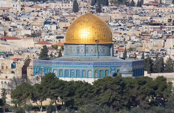 La Cúpula de la Roca en el monte del templo en Jerusalén en el día soleado, Israel — Foto de Stock