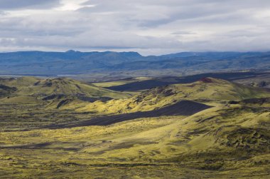 Yeşil bir tepe ve siyah lav ile dramatik İzlanda manzara bir ay gibi görünüyor. İzlanda Huzuru.