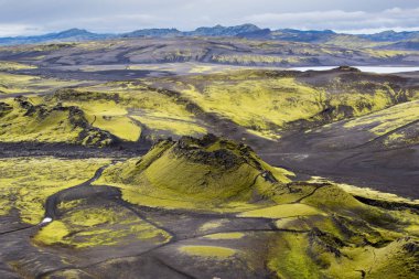 Laki volkanik çatlak kraterler dramatik İzlanda manzara yeşil bir tepe ve siyah lav ile bir ay gibi görünüyor.