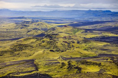 Laki volkanik çatlak kraterler dramatik İzlanda manzara yeşil bir tepe ve siyah lav ile bir ay gibi görünüyor.