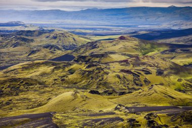 Laki volkanik çatlak kraterler dramatik İzlanda manzara yeşil bir tepe ve siyah lav ile bir ay gibi görünüyor.