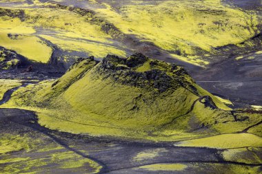 Laki volkanik çatlak kraterler dramatik İzlanda manzara yeşil bir tepe ve siyah lav ile bir ay gibi görünüyor.