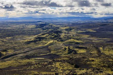 Laki volkanik çatlak kraterler dramatik İzlanda manzara yeşil bir tepe ve siyah lav ile bir ay gibi görünüyor.