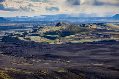 Laki volkanik çatlak kraterler dramatik İzlanda manzara yeşil bir tepe ve siyah lav ile bir ay gibi görünüyor.