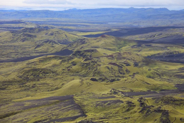 Dramatische IJsland landschap van kraters van Laki vulkanische fissuren met een groene heuvel en zwarte lava ziet eruit als een maan. — Stockfoto