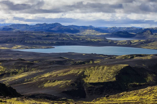 Dramático paisaje de hielo de cráteres de la fisura volcánica de Laki con una colina verde y lava negra parece una luna . — Foto de Stock