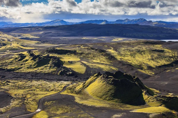 緑の丘と黒い溶岩とラキ火山の裂け目のクレーターの劇的なアイスランドの風景は、月のように見えます. — ストック写真