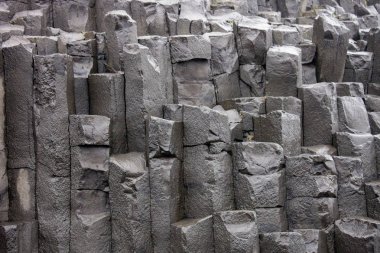 Reynisfjara 'nın siyah bazalt sütunları, Izlanda 'nın güney kıyısında bulunan dünya çapında ünlü bir siyah kumlu plaj olan büyük kalemler gibi görünüyor..