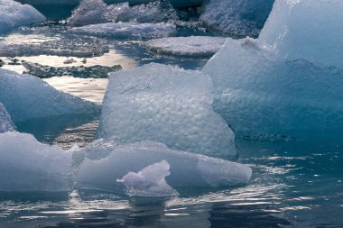 İzlanda buzul Lagoon Bay güzel soğuk dramatik günbatımı manzara resmi. İzlanda, Jokulsarlon Lagünü