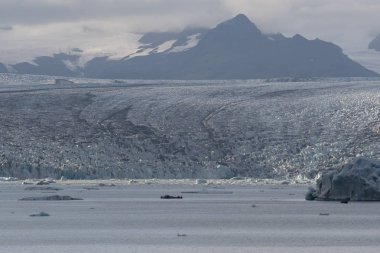 İzlanda buzul Lagoon Bay güzel soğuk dramatik günbatımı manzara resmi. İzlanda, Jokulsarlon Lagünü