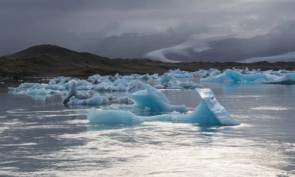 Beautiful cold dramatic sunset landscape picture of icelandic glacier lagoon bay. Iceland, Jokulsarlon lagoon — Stock Photo, Image