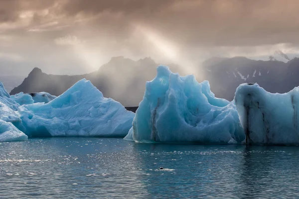 Imagem dramática bonita da paisagem fria do por do sol da baía icelandic da lagoa da geleira. Islândia, lagoa de Jokulsarlon — Fotografia de Stock