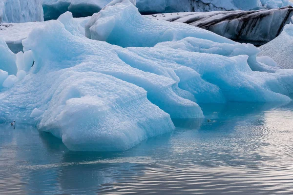 Imagem dramática bonita da paisagem fria do por do sol da baía icelandic da lagoa da geleira. Islândia, lagoa de Jokulsarlon — Fotografia de Stock