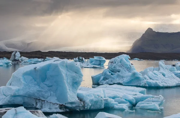 Belle image de paysage de coucher de soleil dramatique froid de la baie de lagune glaciaire icelandique. Islande, lagune de Jokulsarlon — Photo