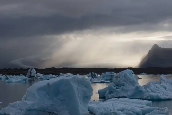 Piękny zimny dramatyczny zachód słońca obraz krajobrazu islandzkiego lodowiec laguny zatoki. Islandia, Laguna Jokulsarlon — Zdjęcie stockowe