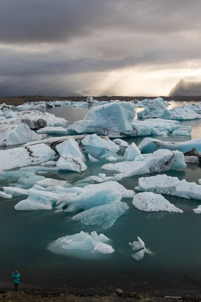 Gyönyörű hideg drámai naplemente táj képe az Izlandi gleccser lagúna-öbölben. Izland, Jokulsarlon Lagoon — Stock Fotó