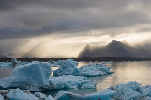 Belle image de paysage de coucher de soleil dramatique froid de la baie de lagune glaciaire icelandique. Islande, lagune de Jokulsarlon — Photo