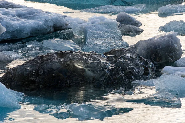 Schönen kalten dramatischen Sonnenuntergang Landschaft Bild der isländischen Gletscherlagune Bucht. Island, Jokulsarlonlagune — Stockfoto