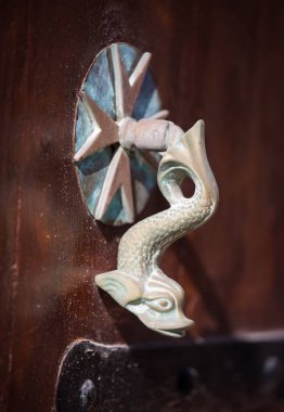 Kahverengi kapı, Valletta, Malta malta haç ile eski kapı yunus kolu